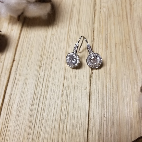Beautiful SILVER plated CZ Dangle earrings - Picture 10 of 14